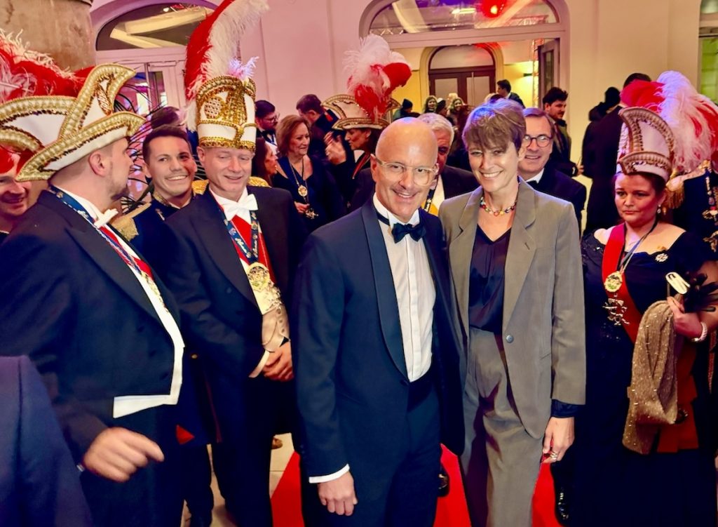 Christoph Maria Herbst mit Ehefrau Gisi wurden mit einem großen Epfangskommitee der Narhalla begrüßt. Foto: Joachim Skambraks